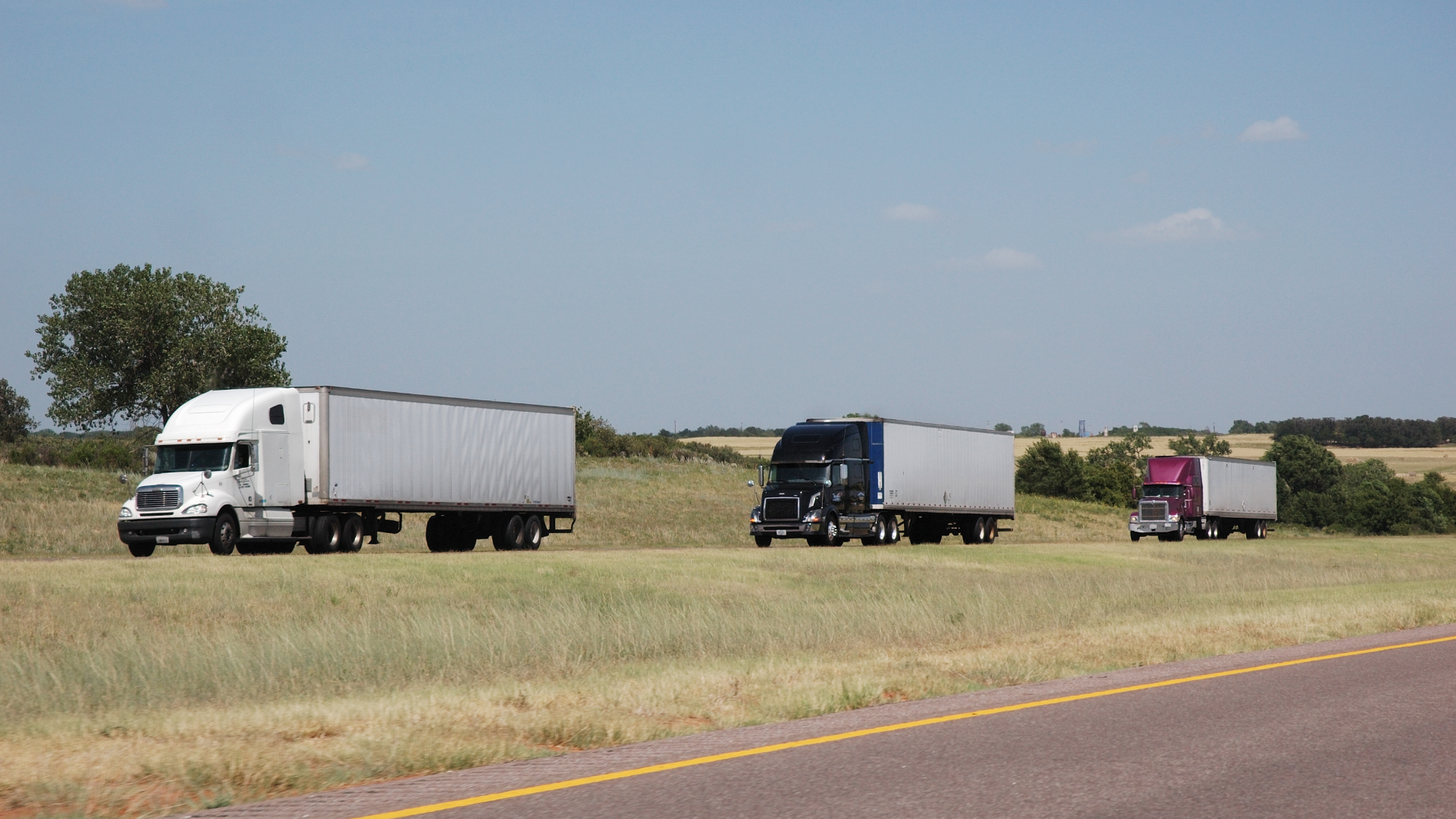 E-truck platoons are expected to reduce fuel consumption and emissions as well as lower freight costs, reduce congestion, and minimize braking and acceleration. However, they could potentially accelerate pavement damage due to channelized traffic and increased weight from batteries.