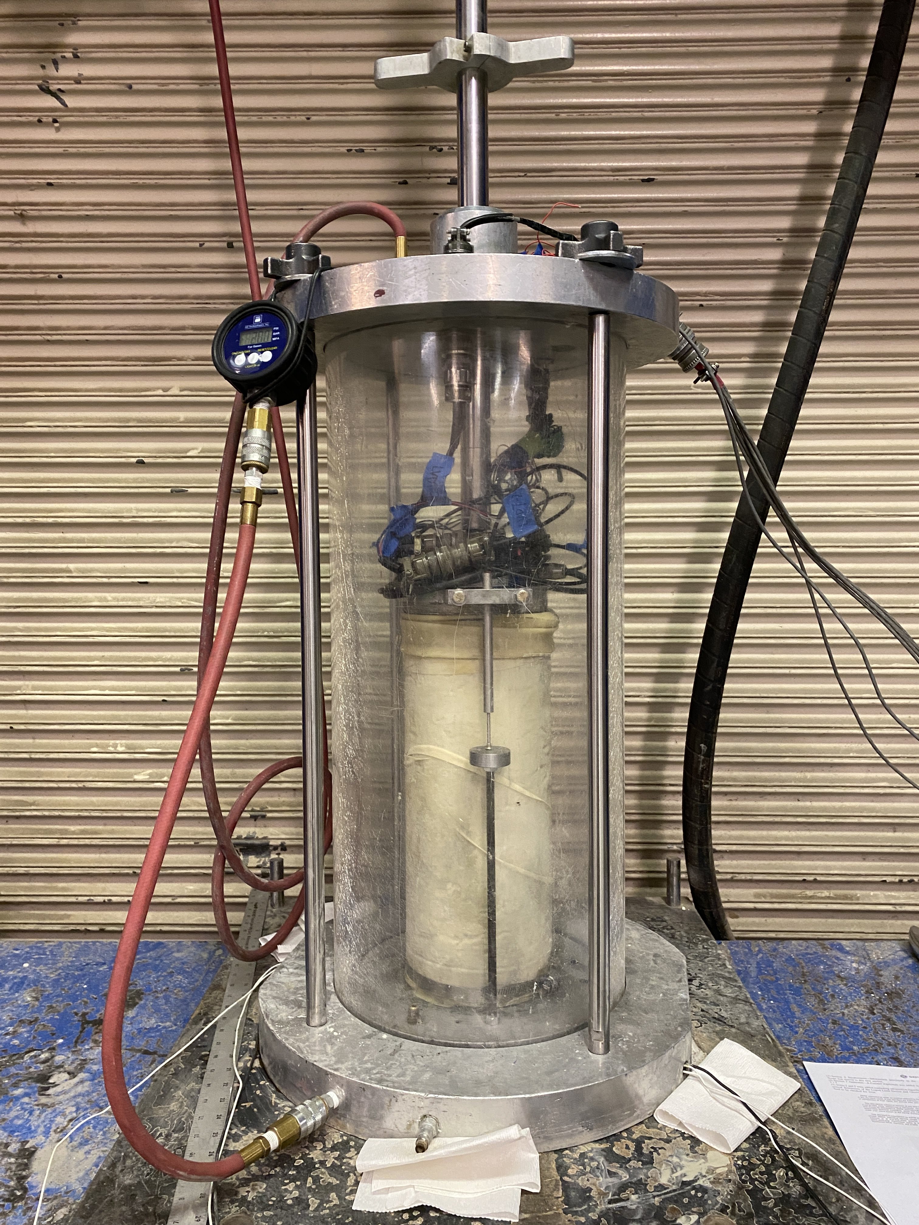 The triaxial test setup used in the ICT-IDOT project.