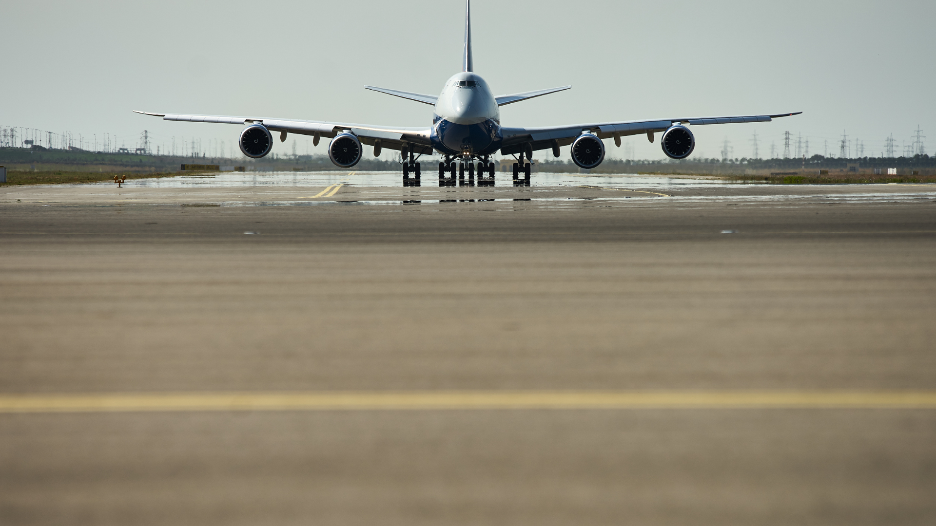 Illinois is a transportation hub, which includes air travel. Illinois is home to 107 public and private airports &amp;amp;amp;amp;amp;amp;amp;amp;amp;amp;mdash; approximately 90% of which are&amp;amp;amp;amp;amp;amp;amp;amp;amp;amp;nbsp;nonprimary airports.