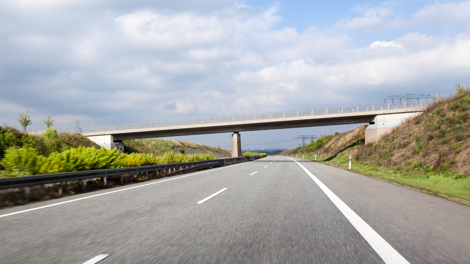 Early warning devices on or in advance of bridges alert drivers of low clearances and aim to reduce bridge strikes. Early warning devices may include&amp;amp;amp;nbsp;lidar, radar or visual signals.
