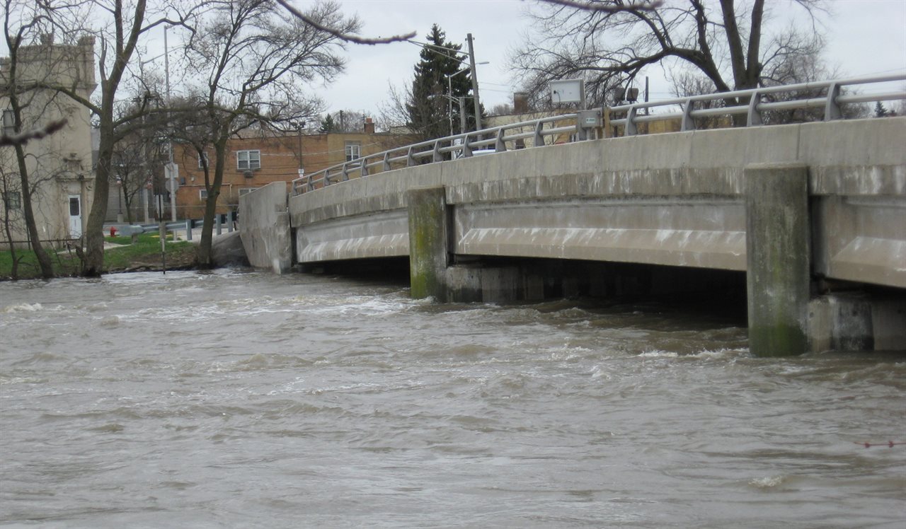 Provided by the&amp;nbsp;U.S. Geological Survey. A USGS streamgage in the Des Plaines River at Riverside, Illinois, on April 19, 2013. A water-level sensor is attached to the center of the bridge&amp;rsquo;s railing, looking down at the water surface.