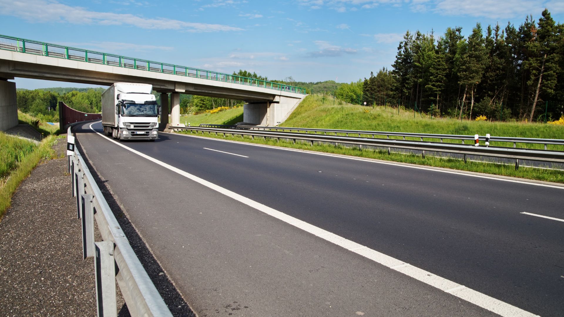 Most states report having between 2,000 to 16,000 bridges, and an average of 3.96% of those bridges are low-clearance bridges, according to a survey conducted by researchers in the ICT-IDOT study.